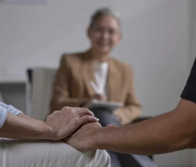 terapia varias personas en clinica con doctora psicologa